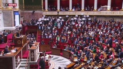 Des députés chantent la Marseillaise pour retarder l’annonce du 49.3