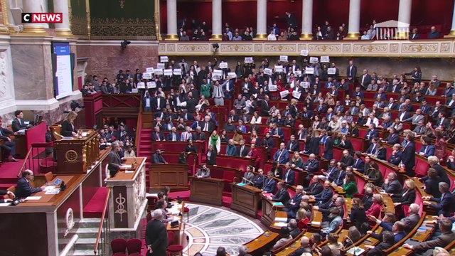 Des députés chantent la Marseillaise pour retarder l’annonce du 49.3