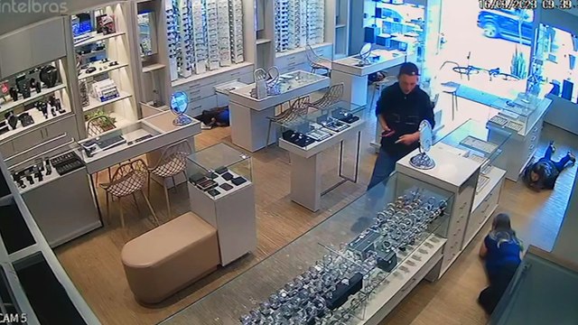 Relojoaria é alvo de assaltantes na Avenida Brasil, no Centro