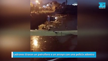 Ladrones tiraron un patrullero a un arroyo con una policía adentro