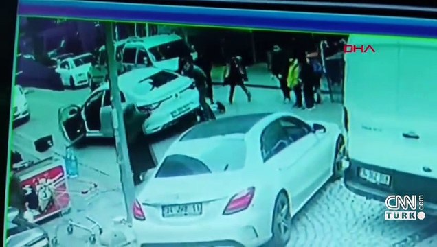 Otomobilin altında kaldı! Çevredekiler böyle yardıma koştu