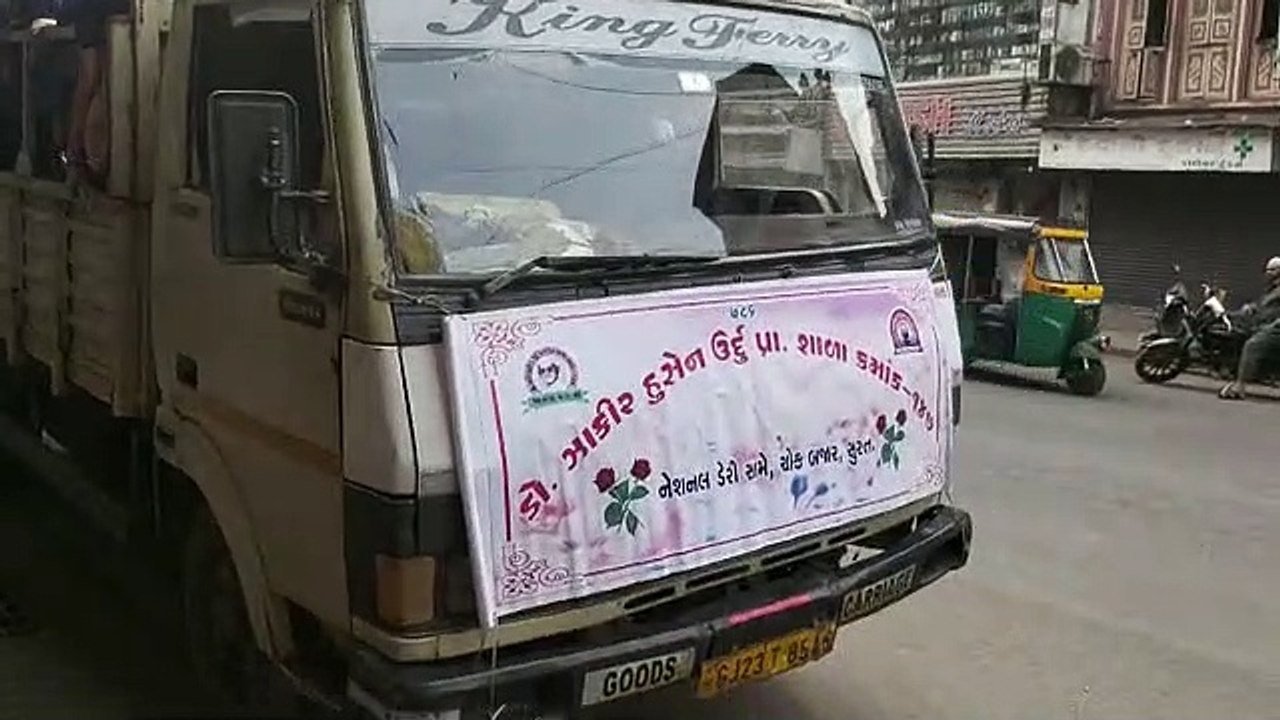 SURAT VIDEO : देखिए कैसे भेड़-बकरियों की तरह टैम्पो में भर दिया मासूम बच्चों को