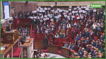 Retraites: Borne engage sous les huées la responsabilité du gouvernement par le 49.3