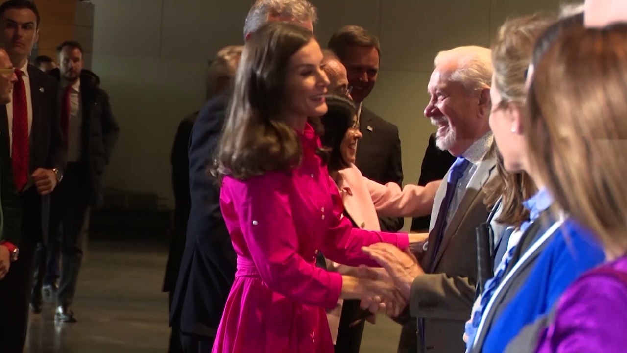 La Reina Letizia deslumbra con un primaveral vestido fucsia 'made in Spain'