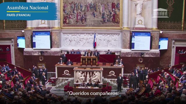 Los diputados franceses abuchean a la primera ministra y cantan La Marsellesa antes de la votación de la reforma de las pensiones