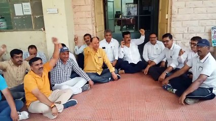 सरकार के खिलाफ बोलना एक शारीरिक शिक्षक को पड़ा भारी...देखें Video