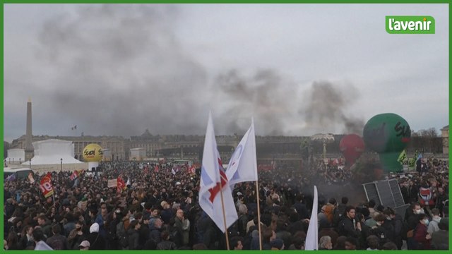 Des milliers de manifestants se réunissent à Paris et en France après l'utilisation du 49.3