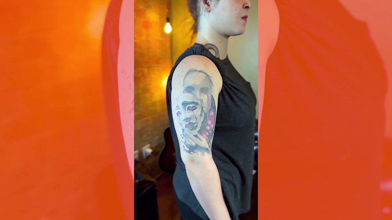 Você teria coragem de fazer uma 'blackout tattoo'? Veja alguns exemplos e se inspire