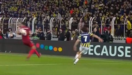 F.Bahçe-Sevilla maçında çıldırtan hakem yönetimi! Net penaltıyı 5 dakika incelediler