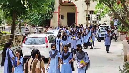 अंग्रेजी का पेपर देकर खिले परीक्षार्थियों के चेहरे