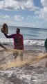 Pescadores rezam após captura de milhares de peixes