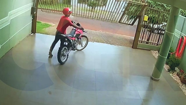 Imagens mostram homem forçando portão e furtando motocicleta no Alto Alegre