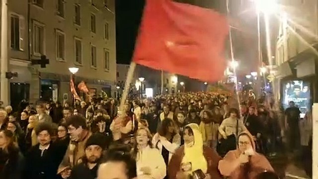 Le cortège des opposants à la réforme des retraites défile dans les rues de Limoges au son des casseroles après l'annonce du 49.3