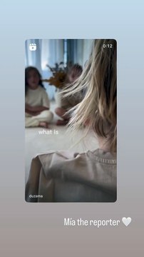 Sur la vidéo, on peut voir Mia poser une question dans un anglais parfait. Mia, la journaliste , ajoute sa mère, très fière d'elle Mia, la fille d'Antoine Griezmann et Erika Choperena