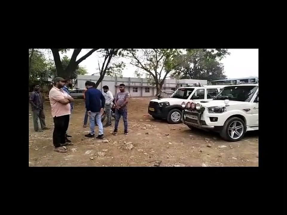 लाइन में खड़ी निजी गाड़िया देख भड़के रक्षित निर...