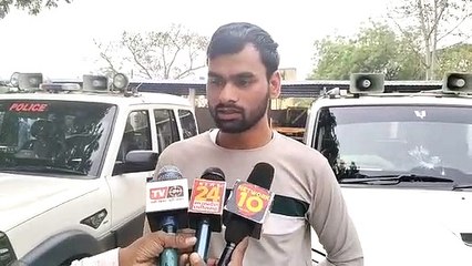 लाइन में खड़ी निजी गाड़िया देख भड़के रक्षित निरीक्षक, पत्थरमार तोड़े गाड़ियों के कांच