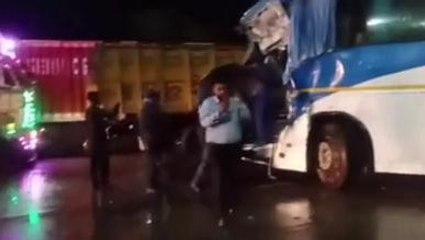 ঝড়ের কবলে পড়ে যাত্রী বোঝাই বাস ও ট্রাকের সংঘর্ষ! চলছে উদ্ধার কাজ