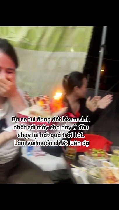 Độc lạ sinh nhật, cô gái đang thổi nến trong nhà thì bất ngờ được “team qua đường” hát chúc mừng