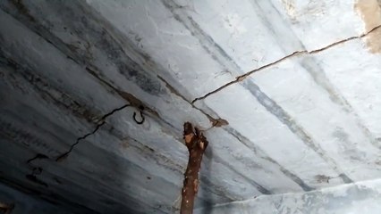 ब्लास्टिंग से मकानों और पानी के होद की टूटी पट्टियां