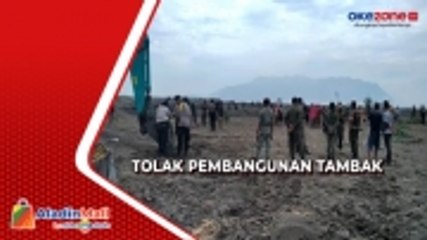 Tolak Pembangunan Tambak, Ratusan Orang di Jember Duduki Pantai Puger