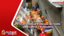 Alami Sakit, Petugas Damkar Evakuasi Ibu Hamil dari Lantai 2 Rumahnya di Matraman