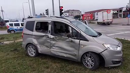 Kamyonet kavşakta hafif ticari araca çarptı: 1 yaralı