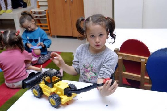 'DEPREMZEDE ANA SINIFI ÖĞRENCİLERİ SINIFTA DURMAK İSTEMİYOR'