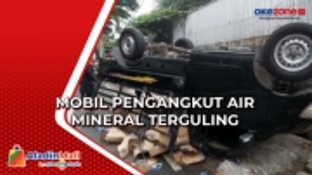Mobil Pengangkut Air Mineral Terguling di Kebon Jeruk, Jakarta Barat