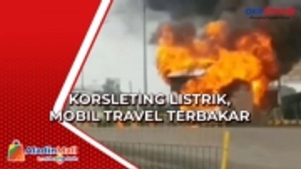 Mobil Travel Terbakar saat Parkir di Pusat Perbelanjaan