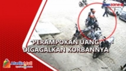 Video herunterladen: Detik-Detik Aksi Perampokan Uang Gaji Karyawan Digagalkan Korbannya di Bekasi