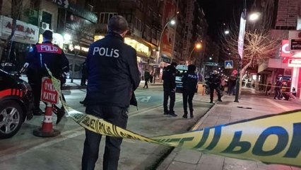 KALDIRIMDA YÜRÜRKEN SİLAHLI SALDIRIDA YARALANDI