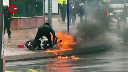 Motosikletini kurtarmak için kendini tehlikeye attı