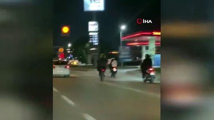 Motosikletli gençlerin trafikteki tehlikeli hareketleri kameralarda