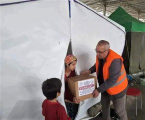 Başkan Arslan, Ramazan kolilerini depremzedelere eliyle teslim etti