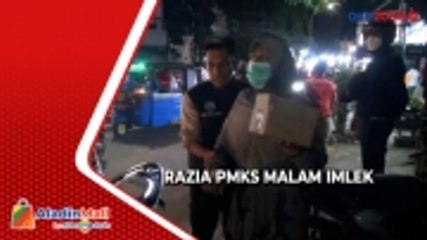 Descargar video: Petugas Dinsos Razia PMKS pada Malam Imlek, Ada yang Menangis Histeris