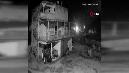 Depremde çiftliğin ambar kısmındaki traktörlerin, evin yıkılmasını önlediği anlar kamerada