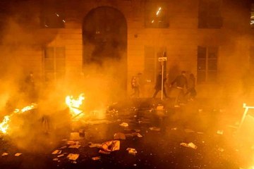Fransa'da emeklilik reformu protestolarında 310 gözaltıSokaklarda biriken çöpler ateşe verildi