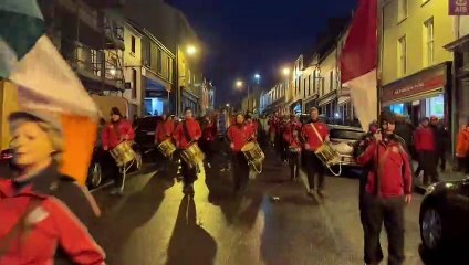 Ireland’s  St Patrick’s Day parade celebrating videos/आयरलैंड की सबसे पहली सेंट पैट्रिक डे परेड डिंगल (सुबह 6 बजे) में हुई। 1880 के भूमि युद्ध के समय की एक परंपरा जब ब्रिटिश अधिकारियों ने परेड को रोकने की कोशिश की, "सूर्योदय और सूर्यास्त के बीच" सभाओं पर