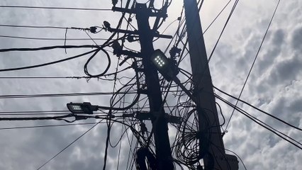 दिन के जलती है लाइट रात में रहता है अँधेरा, देखे वीडियो