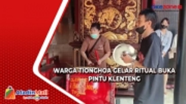 Jelang Imlek, Warga Tionghoa Gelar Ritual Buka Pintu Klenteng