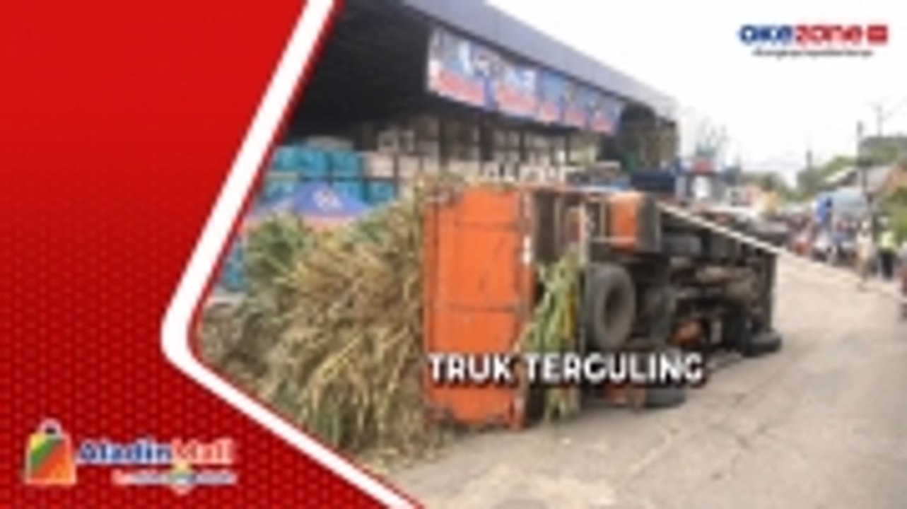 Truk Bermuatan Daun Jagung Terguling akibat Jalan Rusak dan Kelebihan Muatan