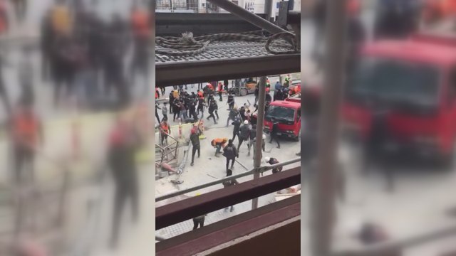 Finans merkezinde 3 aydır maaş alamayan işçiler iş bıraktı: İşçiler ve güvenlik birbirlerine girdi