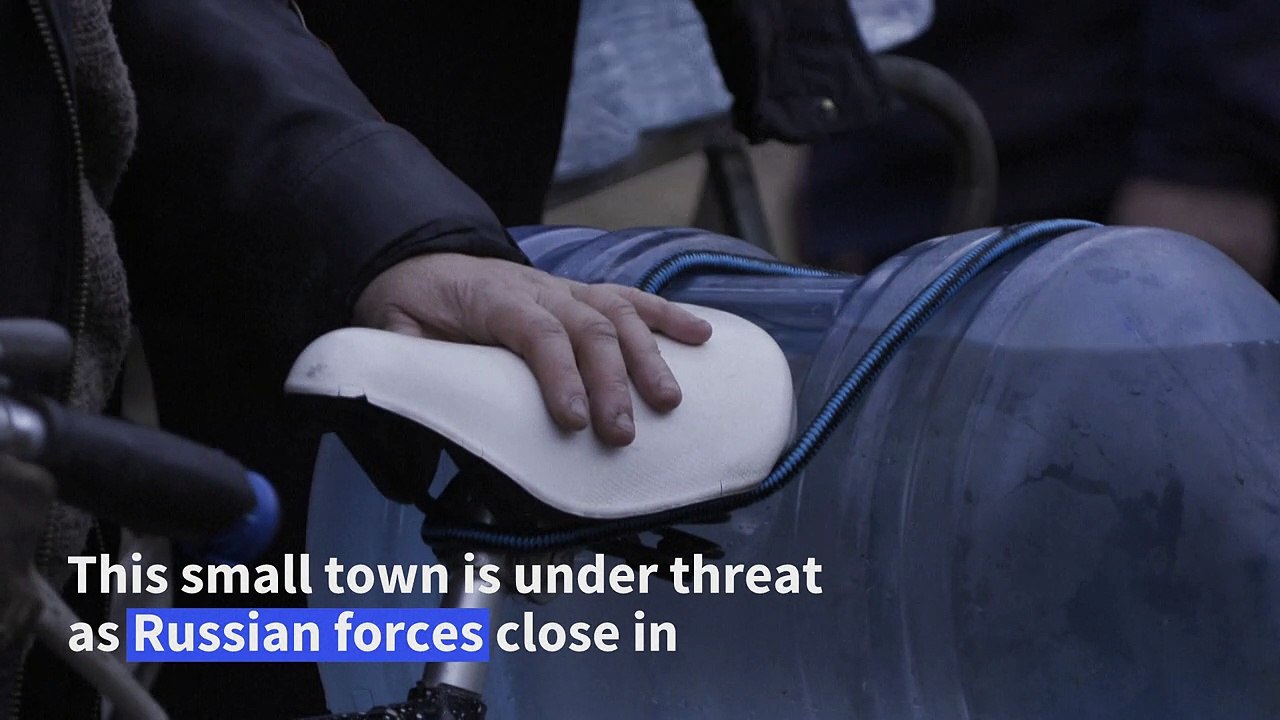 Civilians in Ukrainian frontline town queue for water