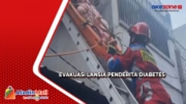 Dramatis! Evakuasi Lansia Penderita Diabetes dari Lantai 2 Rumah di Tambora