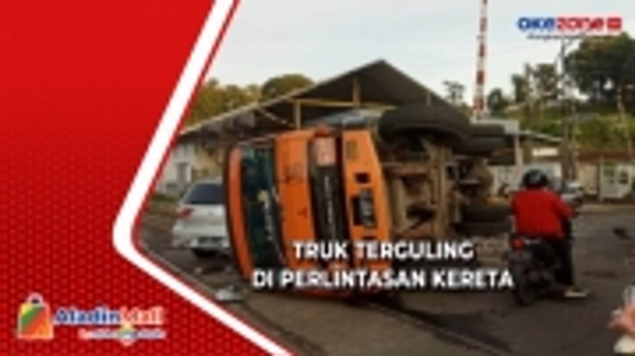 Truk Muatan Paving Blok Terguling di Perlintasan Kereta Stasiun Batutulis