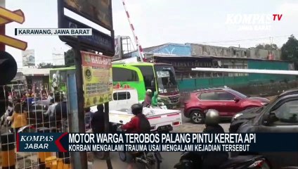 Detik-Detik Motor Terobos Palang Pintu Kereta Api