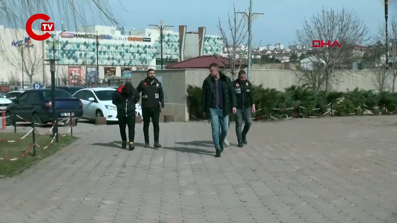 Sahaya girip Fiorentinalı futbolcuya saldıran 2 taraftar adliyede