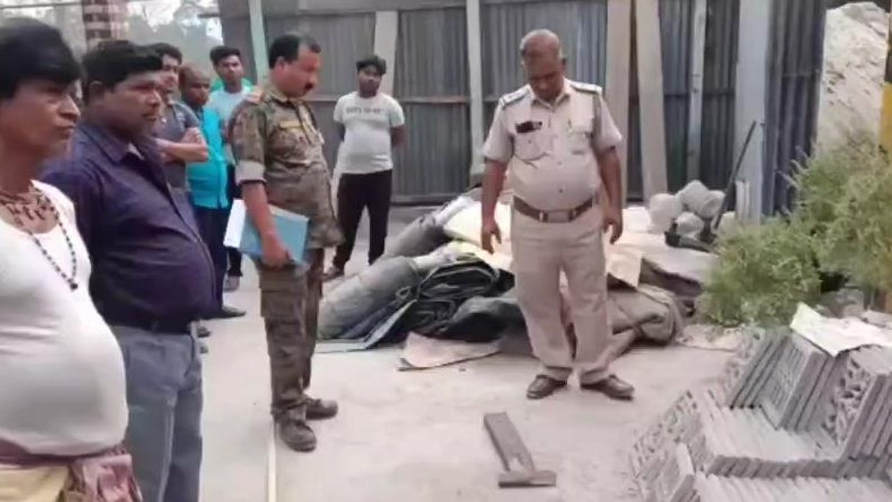 দুই যুবকের সঙ্গে মিলিত হলো মা! যুবতি মেয়ের যা হাল.... click