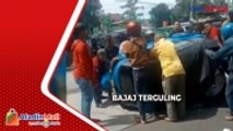 Viral, Bajaj Terguling Ditabrak Mobil di Duren Sawit