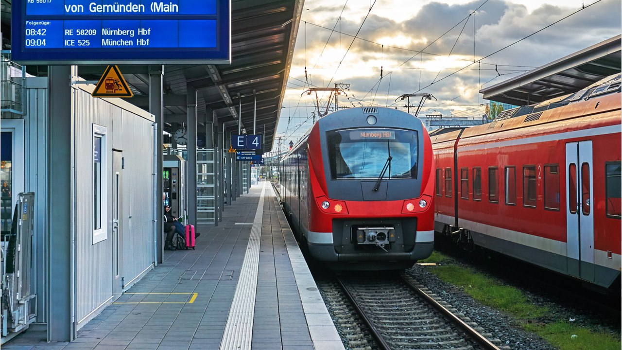"arbeiten mit hochdruck an behebung" - bundesweite störung bei der bahn